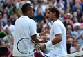 テニス、ウィンブルドン選手権（The Championships Wimbledon 2014）男子シングルス4回戦。試合後、ラファエル・ナダル（Rafael Nadal、右）と握手を交わすニック・キリオス（Nick Kyrgios、2014年7月1日撮影）。(c)AFP/CARL COURT