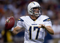 パスコースを探すチャージャーズのフィリップ・リバース（%%Philip Rivers%%）。(c)AFP/Getty Images Dilip Vishwanat