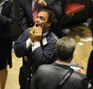 米ニューヨーク証券取引所（New York Stock Exchange）で株価表示板を見上げるトレーダー（2008年9月29日撮影）。(c)AFP/TIMOTHY A. CLARY