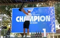 男子ゴルフのLIVゴルフリーグ第3戦、米オーランド大会最終日。トロフィーを掲げて優勝を喜ぶブルックス・ケプカ（2023年4月2日撮影）。(c)Mike Ehrmann/Getty Images/AFP