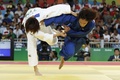 リオデジャネイロ五輪、柔道女子57キロ級3位決定戦で連珍羚（左）と対戦する松本薫（2016年8月8日撮影）。(c)AFP/Jack GUEZ