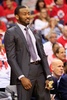 14-15NBAプレーオフ・イースタンカンファレンス準決勝（7回戦制）、ワシントン・ウィザーズ対アトランタ・ホークス。ベンチで戦況を見守るワシントン・ウィザーズのジョン・ウォール（2015年5月9日撮影）。(c)AFP/Getty Images/Rob Carr