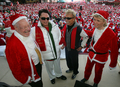 2007年12月1日、「グレート・サンタ・ラン（The Great Santa Run）」に登場した（左から）オスカー・グッドマン（%%Oscar Goodman%%）ラスベガス市長、マジシャンコンビのジークフリート＆ロイのロイ・ホーン（%%Roy Horn%%）、ジークフリート・フィッシュバッカー（%%Siegfried Fischbacher%%）、マジシャンのハンス・クロック（%%Hans Klok%%）。(c)AFP/Getty Images Ethan Miller