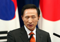 都内の首相官邸で、日韓首脳会談を終え、福田康夫（Yasuo Fukuda）首相との共同記者会見を行う李明博（イ・ミョンバク、Lee Myung-Bak）韓国大統領（2008年4月21日撮影）。(c)AFP/KOICHI KAMOSHIDA