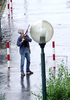 スロバキア・ブラチスラバ（Bratislava）郊外で、銃を構える犯人（2010年8月30日撮影）。(c)AFP/RUDOLF URMIN