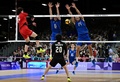 パリ五輪、バレーボール男子準々決勝、イタリア対日本。スパイクを打つ石川祐希（左、2024年8月5日撮影）。(c)Miguel MEDINA / AFP
