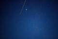 宇宙航空研究開発機構（JAXA）の小惑星探査機「はやぶさ2」から分離され、火球となって地表に落下するカプセル。豪クーバーピディから撮影（2020年12月6日撮影）。(c)Morgan Sette / AFP