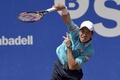 男子テニス、バルセロナ・オープン、シングルス準々決勝。サーブを打つ錦織圭（2015年4月24日撮影）。(c)AFP/JOSEP LAGO