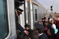 シリア・アレッポの東郊にあるジブリーン駅で、列車に乗り込む人たち（2017年1月25日撮影）。(c)AFP/George OURFALIAN