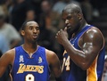 2001-02シーズンのNBAファイナルで、試合中に言葉を交わすロサンゼルス・レイカーズのコービー・ブライアントとシャキール・オニール（2002年6月12日撮影）(c)AFP/MATT CAMPBELL