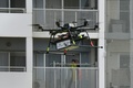 千葉市で宅配サービスの実証実験を行うドローン（2016年4月11日撮影）。(c)AFP/TORU YAMANAKA