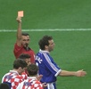 サッカーW杯フランス大会準決勝、フランス対クロアチア。レッドカードで退場処分を受けるフランスのローラン・ブラン（右、1998年7月8日撮影）。(c)AFP PHOTO /PASCAL GEORGE