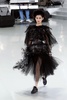 フランス・パリ市内で発表された「シャネル（CHANEL）」14年春夏オートクチュールコレクション（2014年1月21日撮影）。(c)AFP/PATRICK KOVARIK