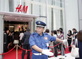 東京・銀座に開店した「H＆M」日本第1号店の様子（2008年9月13日撮影）。(c)AFP/Yoshikazu TSUNO