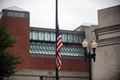半旗がかかげられた、ワシントンD.C.（Washington D.C.）のホロコースト記念博物館（Holocaust Memorial Museum、2009年6月11日撮影）。(c)AFP/Tim Sloan