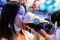 中国・山東省青島で開幕した青島ビールフェスティバルでビールを飲む女性（2020年8月1日撮影）。(c)STR / AFP