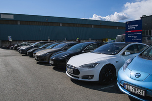 ノルウェー、電気自動車が年間新車登録台数の半数超える 世界初