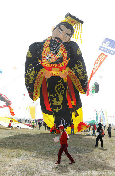中国山東省濰坊市のたこ揚げ祭りに巨大な「秦の始皇帝」 写真2枚 国際