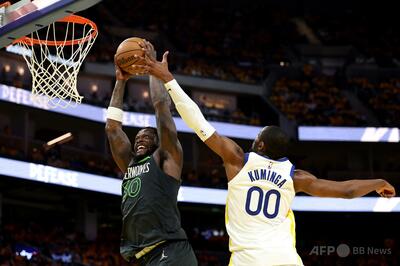 Tウルブズが勝ち越し、セルティックスは1勝返す NBAプレーオフ 写真5枚