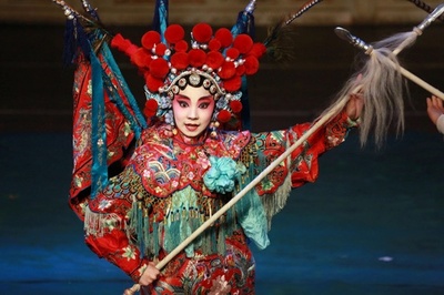 小さな京劇役者 でも立ち回り迫力満点の「女武者」は14歳