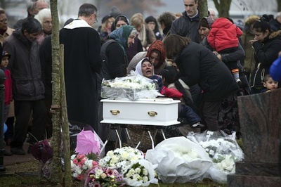 ロマ人女児、ようやく埋葬 当局が「拒否」で人種差別論争に 仏