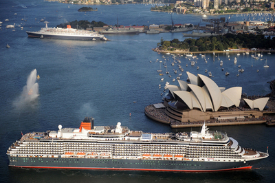新旧2豪華客船、シドニー湾で「ランデブー」