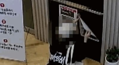 韓国・無人店舗の「自分の」手配写真…“記念写真”撮って持ち帰った犯人