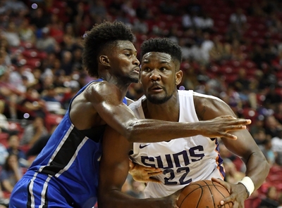 マジックのアイザック、試合前の国歌演奏で一人だけ起立