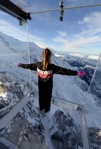 空中浮遊を疑似体験？仏アルプスにガラス製の展望台が完成