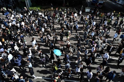 香港、デモ参加者間の衝突で70歳男性死亡 「一国二制度への挑戦」と習氏