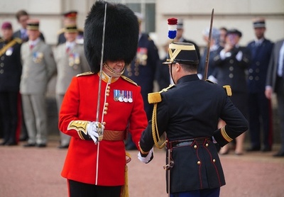 英仏協商締結120年、衛兵交代式に双方の兵が初参加