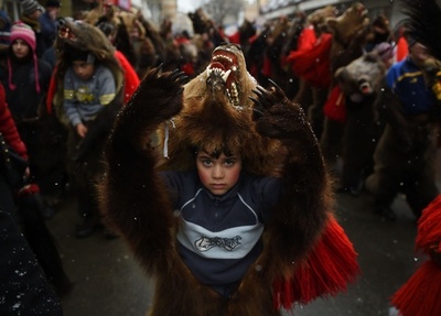 クマの毛皮をかぶって悪霊払い、ルーマニア