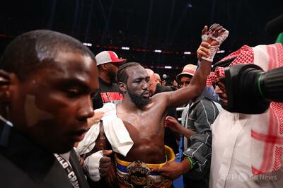 クロフォードが史上初3階級4団体統一王者に、カネロに判定勝ち