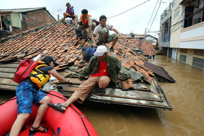 洪水被害、死者20人、避難34万人に - インドネシア