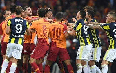 ガラタサライ対フェネルバフチェ戦の大乱闘、両クラブが非難合戦