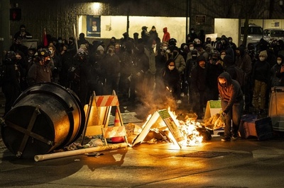 群衆に取り囲まれたパトカーが急発進、はねられ1人負傷 米タコマ