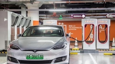 テスラの世界最大級充電スポット上海に開設　同時に50台充電可能