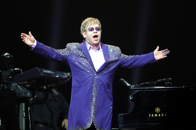 エルトン・ジョン、ニースで歌声を披露