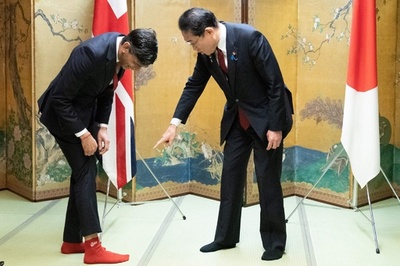 British PM shows off baseball socks in Hiroshima