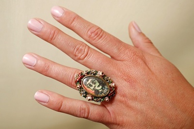 ピカソの肖像画入り指輪、競売へ 愛人のために制作