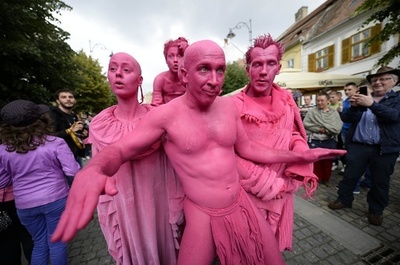 シビウ国際演劇祭開幕、ピンクの集団が「侵入」 ルーマニア