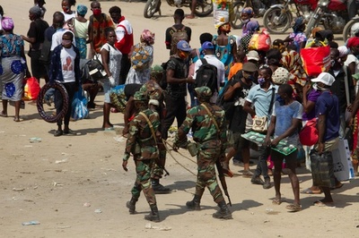 マスク着用監視中に兵士が発砲、10代少年が死亡 アンゴラ