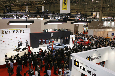 日野自動車、ファーストクラス大型バスを発表