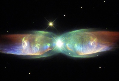 宇宙で羽ばたく「ツインジェット星雲」