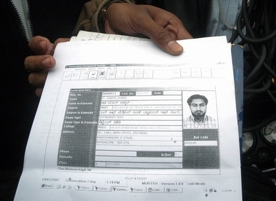 インドのバンガロール警察 英テロ容疑者12人の行方を捜索中