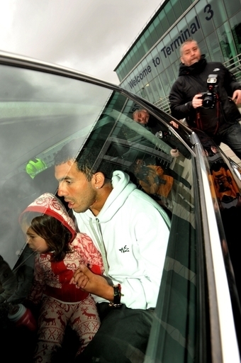 テベスがマンチェスターに到着、チームに合流