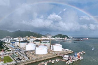 中国で世界最大のLNGタンク5基の本体が完成 1基の容量が27万立方メートル