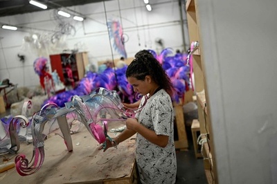 もうすぐリオのカーニバル 準備に追われるサンバチーム