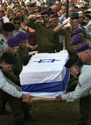 ヒズボラとの捕虜交換、返還されたイスラエル兵2人の葬儀行われる