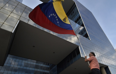 ベネズエラ、蜂起支持の議員7人訴追へ 米は政権離反高官の制裁解除